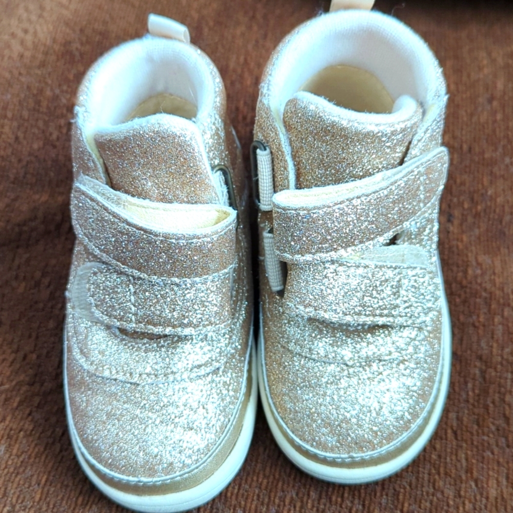 Toddler Ugg Gold Glitter boots size 6